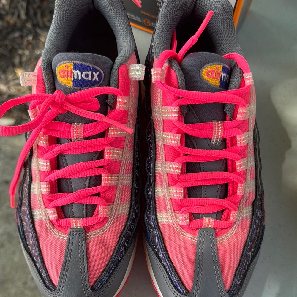 Nike air max Pink and Gray Sneakers Low-Top Athletic Style